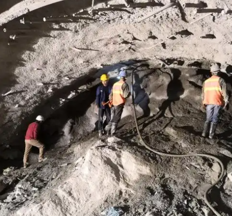 元宝隧道拱顶带模注浆料，微膨胀注浆料的特点及施工工艺